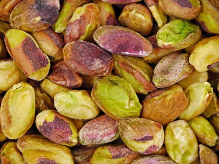 Téléchargez les photos : Gros plan sur les pistaches naturelles non salées au marché fermier. - en image libre de droit