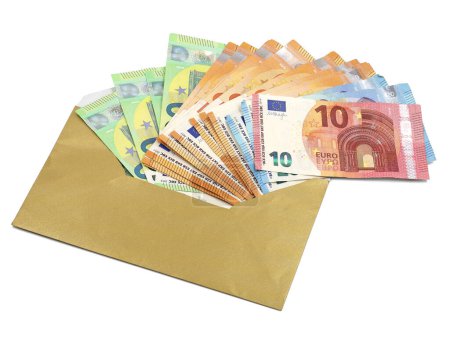 différents billets en euros sortent de l 'enveloppe dorée isolée sur fond blanc.