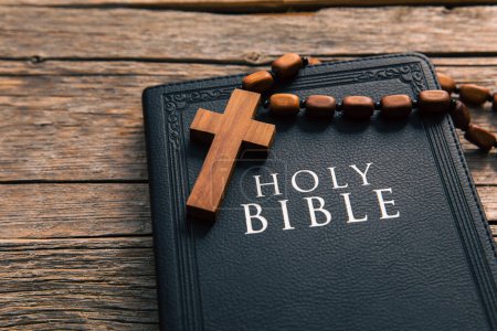 Foto de Cruz de madera con la Santa Biblia en tabl - Imagen libre de derechos