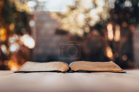 Téléchargez les photos : Livre ouvert sur une table en bois - en image libre de droit