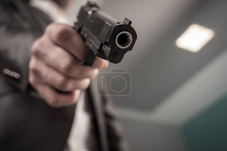Foto de Un hombre de traje apuntó con un arma a la torre. - Imagen libre de derechos