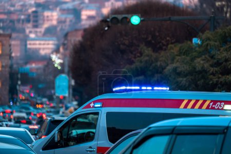 Foto de Una ambulancia de emergencia médica que conduce durante el atasco de tráfico en la carretera de la ciudad. concepto de hora punta - Imagen libre de derechos