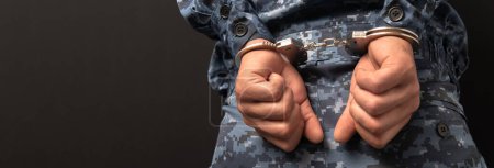 Téléchargez les photos : Policeman hand handcuffs in bac - en image libre de droit