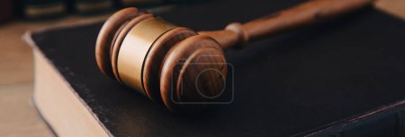 Téléchargez les photos : Law concept, judge gavel on boo - en image libre de droit
