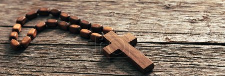 Téléchargez les photos : Croix en bois sur la table. Symbole religieux - en image libre de droit