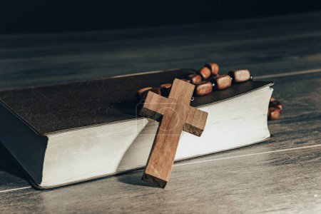 Foto de Santa Biblia y cruz de madera sobre la mesa - Imagen libre de derechos