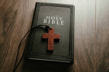 Foto de Santa Biblia y cruz de madera sobre la mesa - Imagen libre de derechos