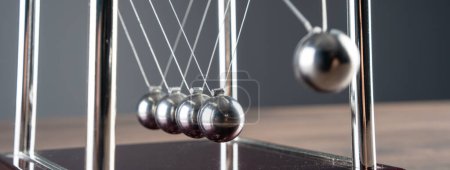 Harmonie in Bewegung: Newtons Wiege demonstriert die Schönheit der Physik