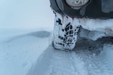 Foto de Ruedas SUV cerca en invierno - Imagen libre de derechos