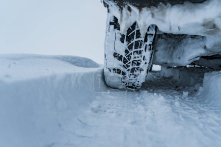 Foto de Ruedas SUV cerca en invierno - Imagen libre de derechos