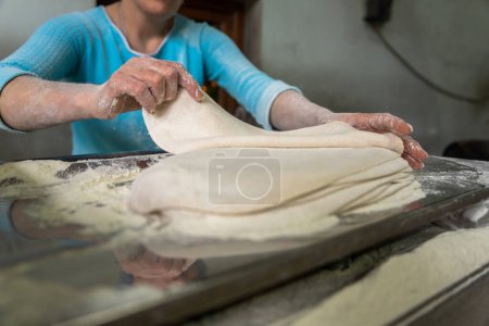 Foto de Un panadero que trabaja con masa de pan Lavash - Imagen libre de derechos