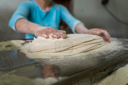 Foto de Un panadero que trabaja con masa de pan Lavash - Imagen libre de derechos