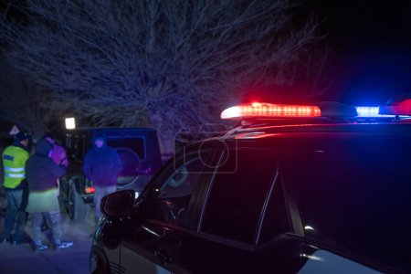 Téléchargez les photos : Policier se tient à côté d'une voiture qu'il a arrêté pour excès de vitesse, atteindre la pièce d'identité du conducteur, photo de stock - en image libre de droit
