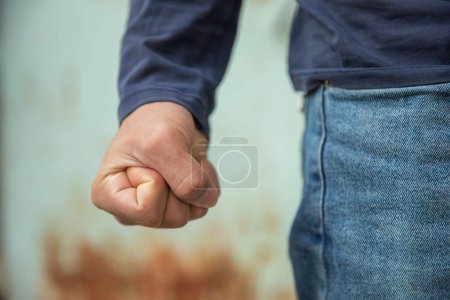 L'homme serre fermement son poing dans la colère, main de près, concept d'émotion, photo de stock