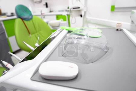 Zahnarzt-Arbeitszimmer mit grüner Farbgestaltung, medizinisches Konzept