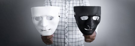 mano hombre máscara en blanco y negro sobre fondo gris
