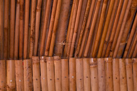 Téléchargez les photos : Détail de texture de bois de détail abstrait jaune-brun motif bâton de bambou, matériau de construction japonais pour l'arrière-plan, toile de fond ou élément de conception décoration
. - en image libre de droit
