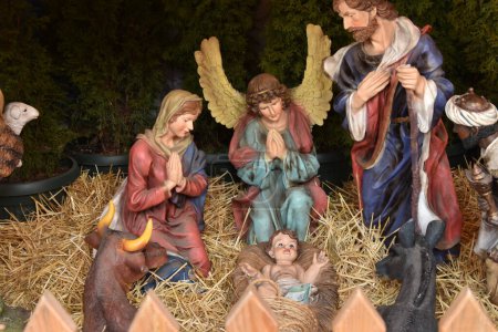 Téléchargez les photos : Crèche avec statues sacrées, concept de Noël - en image libre de droit