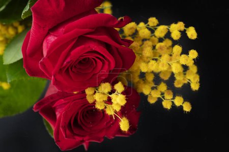 Téléchargez les photos : Beautiful 8th of march  composition with roses and mimosas - en image libre de droit