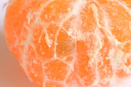 Téléchargez les photos : Mandarine mûre sur fond blanc - en image libre de droit
