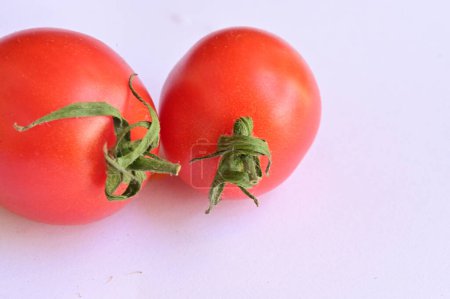 Téléchargez les photos : Tomates rouges sur fond blanc - en image libre de droit