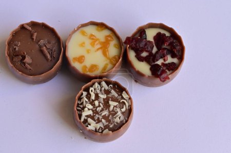 Foto de Delicious chocolate candies, close up - Imagen libre de derechos