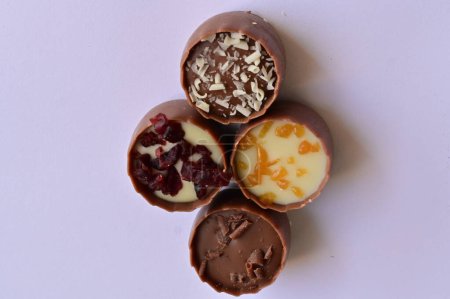 Foto de Deliciosos caramelos de chocolate, de cerca - Imagen libre de derechos
