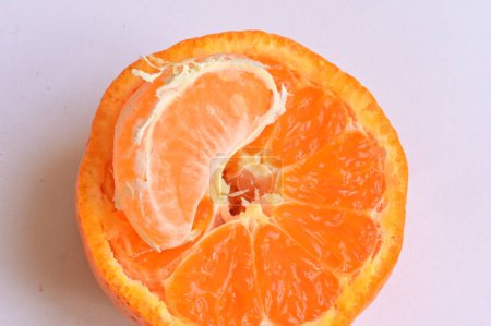 Téléchargez les photos : Mandarine fraîche isolée sur fond blanc. - en image libre de droit