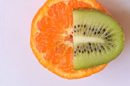 Téléchargez les photos : Close up of kiwi and  ripe tangerine - en image libre de droit