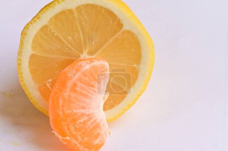 Téléchargez les photos : Ripe tangerine and lemon, close up - en image libre de droit