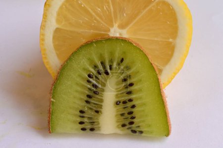 Téléchargez les photos : Tranches de citron et kiwi sur fond blanc - en image libre de droit