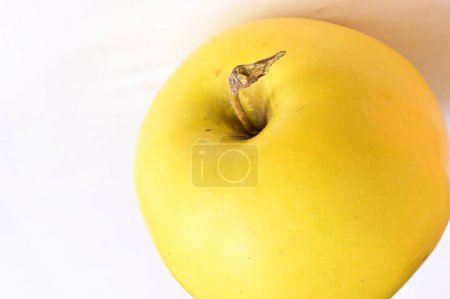 Téléchargez les photos : Pomme mûre jaune. aliments sains - en image libre de droit