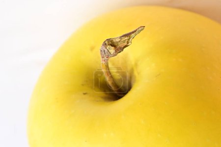 Téléchargez les photos : Yellow ripe apple. healthy food - en image libre de droit