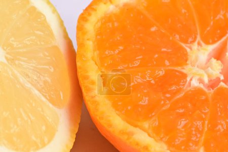 Foto de Mandarina madura y mitades de limón, de cerca - Imagen libre de derechos