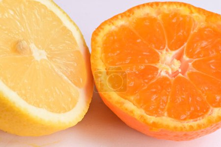 Téléchargez les photos : Mandarine mûre et moitiés de citron, fermer - en image libre de droit