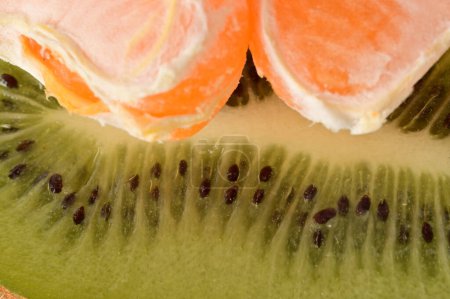 Foto de Primer plano de kiwi y rodajas de mandarina maduras - Imagen libre de derechos