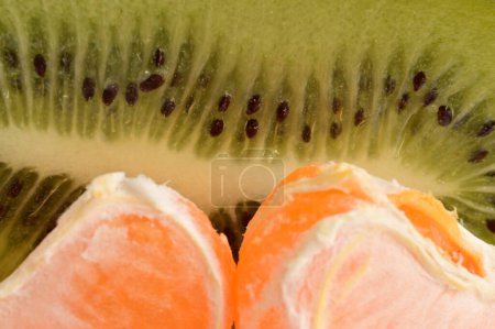 Téléchargez les photos : Gros plan des tranches de kiwi et de mandarine mûre - en image libre de droit