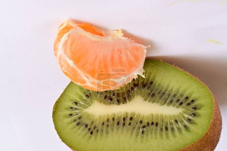 Téléchargez les photos : Close up of kiwi and  ripe tangerine slice - en image libre de droit