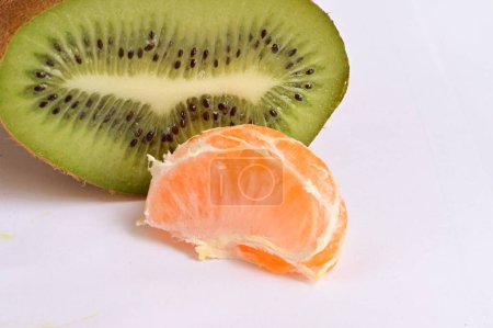 Foto de Primer plano de kiwi y mandarina madura rebanada - Imagen libre de derechos