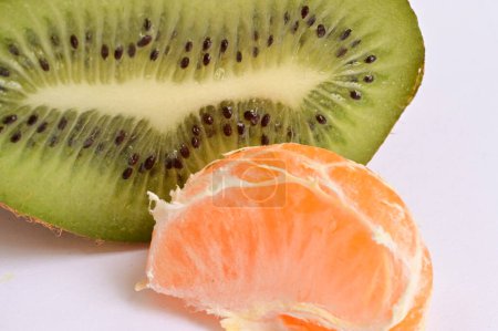 Téléchargez les photos : Gros plan de kiwi et tranche de mandarine mûre - en image libre de droit