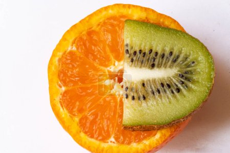 Téléchargez les photos : Close up of kiwi and  ripe orange - en image libre de droit