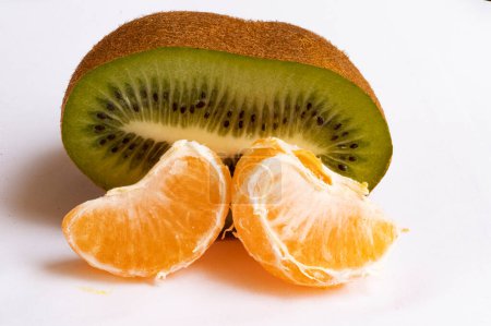 Téléchargez les photos : Close up of kiwi and  ripe tangerine  slices - en image libre de droit