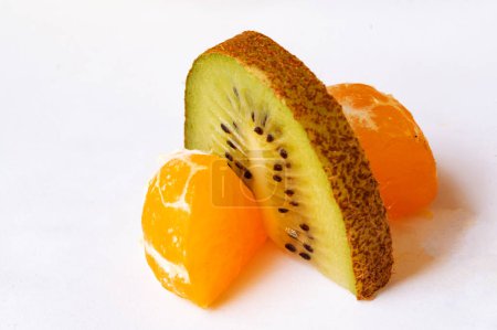 Téléchargez les photos : Close up of kiwi and  ripe tangerine  slices - en image libre de droit
