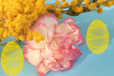 Téléchargez les photos : Gros plan de belles fleurs et des œufs de Pâques - en image libre de droit