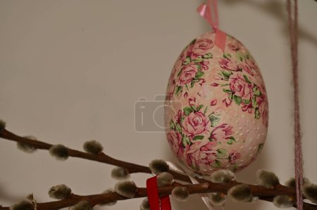 Téléchargez les photos : Colorful  decorated easter egg and willow twigs - en image libre de droit