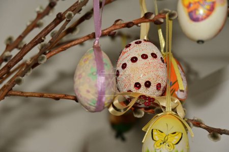 Foto de Huevos de Pascua en rama de sauce - Imagen libre de derechos