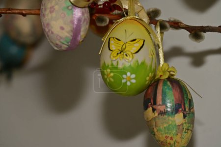 Foto de Huevos de Pascua en rama de sauce - Imagen libre de derechos