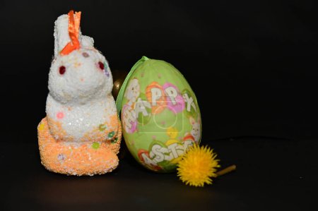 Foto de Colorido huevo de Pascua decorado y juguete de conejo - Imagen libre de derechos