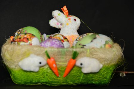Foto de Huevos de Pascua y juguete de conejo - Imagen libre de derechos
