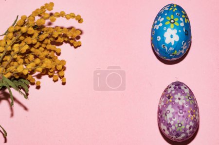 Téléchargez les photos : Composition des fleurs et des œufs de Pâques, gros plan - en image libre de droit